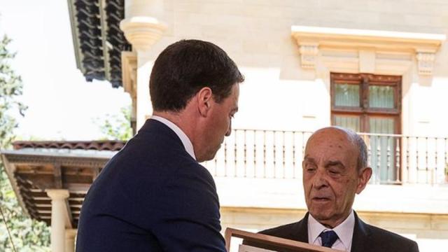Javier Lasagabaster junto a Imanol Pradales en el homenaje al primer Gobierno Vasco tras la dictadura / Lehendakaritza