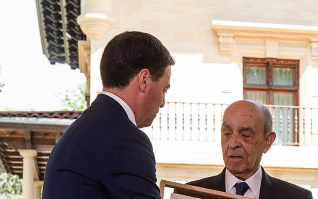 Javier Lasagabaster junto a Imanol Pradales en el homenaje al primer Gobierno Vasco tras la dictadura / Lehendakaritza