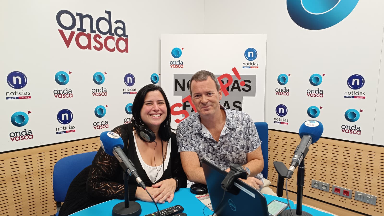 Laura Morán con Txema Gutiérrez en los estudios de ONDA VASCA