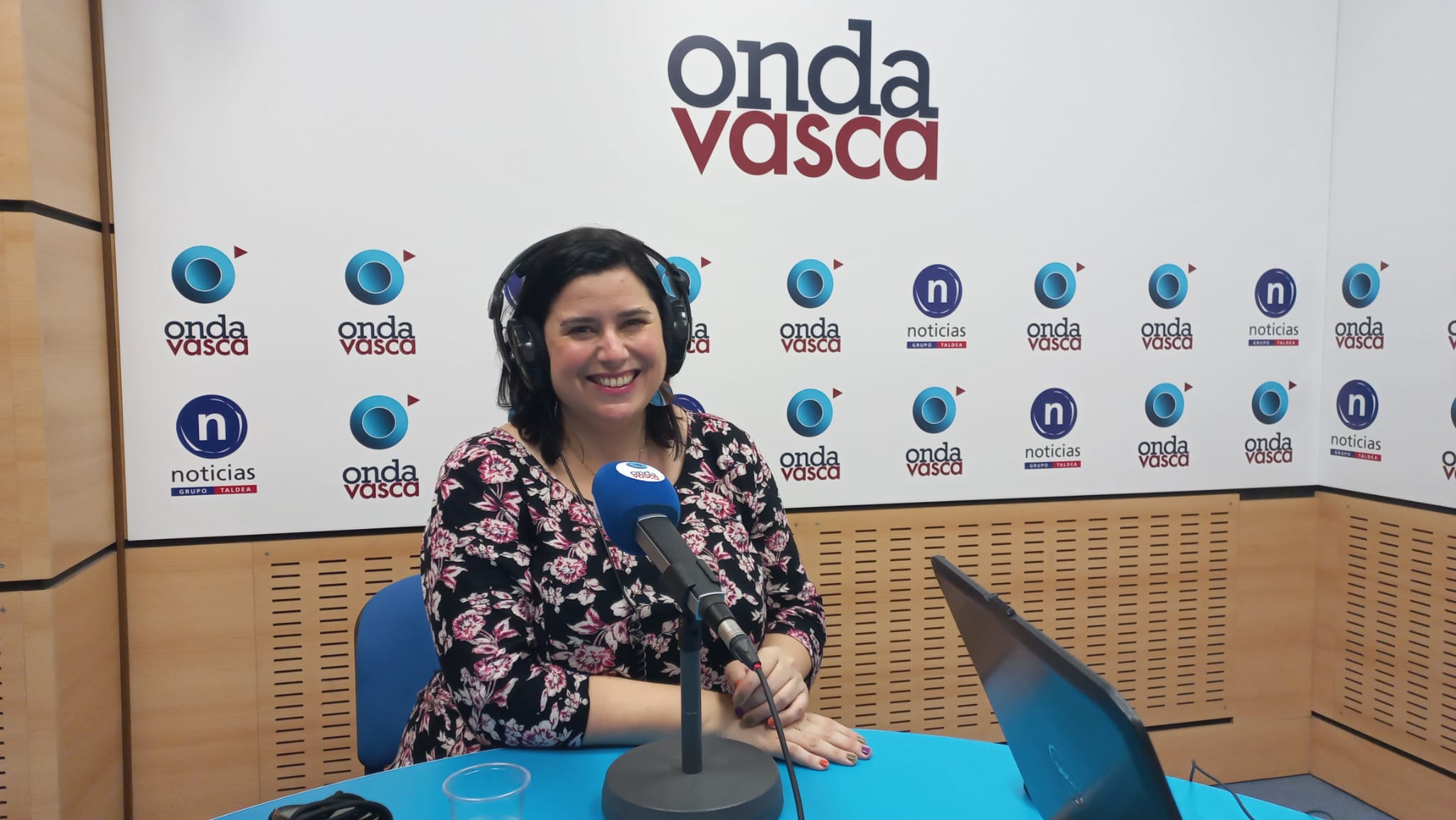 Laura Morán en los estudios de Onda Vasca