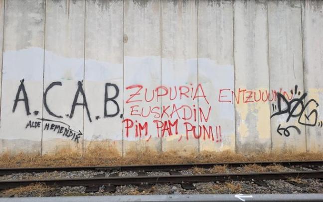 Pintadas amenazantes hacia el consejero de Seguridad Bingen Zupiria. PNV X