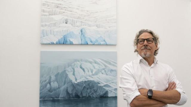 JesÚs Mari Lazkano, con una de las obras fruto de su viaje al Ártico | Imagen: Ruben Plaza