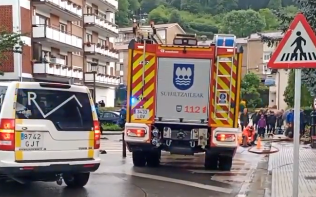 Servicios de emergencias trabajando en Lazkao. FUENTE: RISK EMERGENTZIAK X