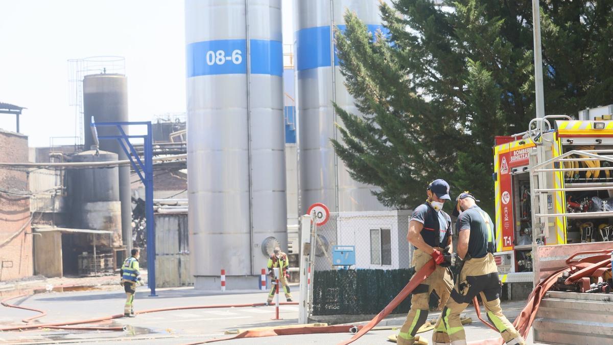 Los Bomberos, trabajando el sábado pasado en las instalaciones de LEA para acabar de extinguir el incendio. DNA