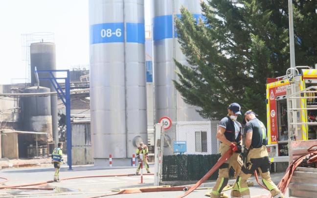 Los Bomberos, trabajando el sábado pasado en las instalaciones de LEA para acabar de extinguir el incendio. DNA Los Bomberos, trabajando el sábado pasado en las instalaciones de LEA para acabar de extinguir el incendio. DNA