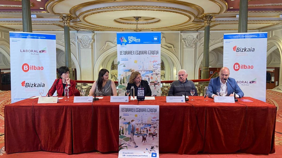  Arantza Camarero, representante del Euskaltegi Bilbo Zaharra; Mari Jose Arrieta, Directora de Euskera del Ayuntamiento de Bilbao; Leixuri Arrizabalaga, Diputada Foral de Euskera, Cultura y Deporte; Álvaro Parro, representante de Laboral Kutxa; y el escritor Joseba Sarrionandia.
