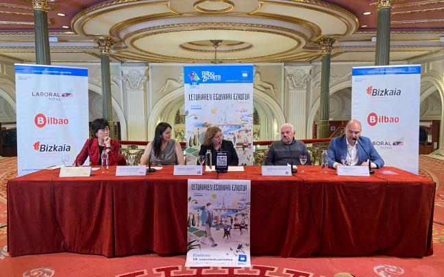  Arantza Camarero, representante del Euskaltegi Bilbo Zaharra; Mari Jose Arrieta, Directora de Euskera del Ayuntamiento de Bilbao; Leixuri Arrizabalaga, Diputada Foral de Euskera, Cultura y Deporte; Álvaro Parro, representante de Laboral Kutxa; y el escritor Joseba Sarrionandia.
