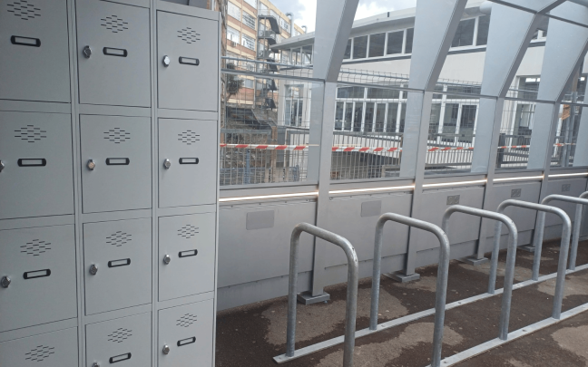 Aparcabicis disuario en la estación de metro de Leioa. CTB