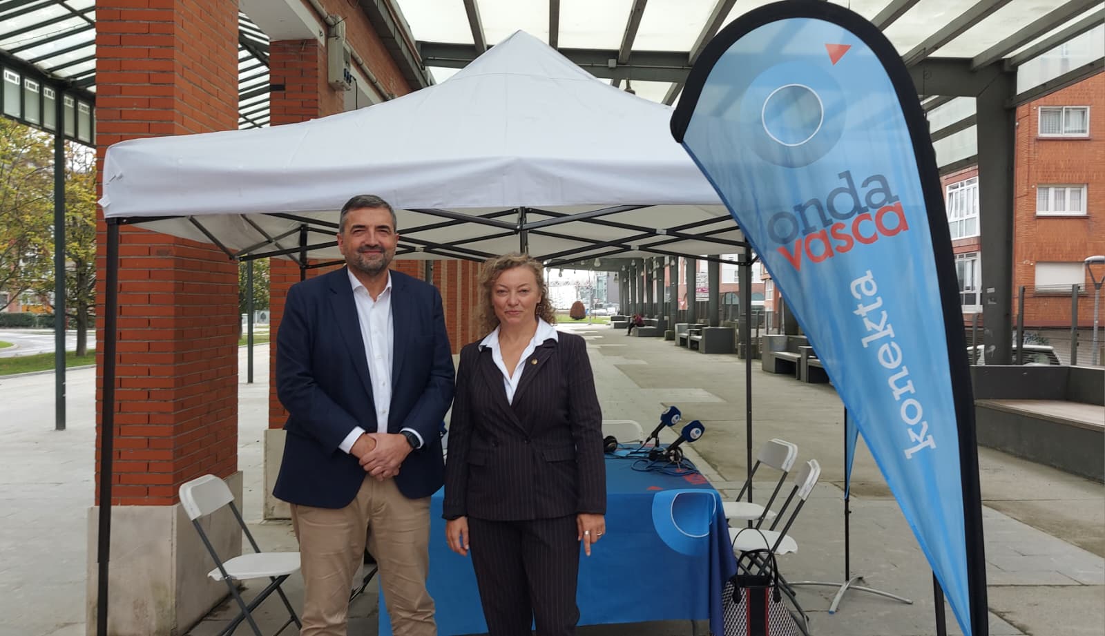 Carlos Alzaga, Diputado de Infraestructuras y Desarrollo Territorial de Bizkaia, y a Carmen del Río, decana del colegio de Ingenieros de Caminos, Puertos y Canales. 