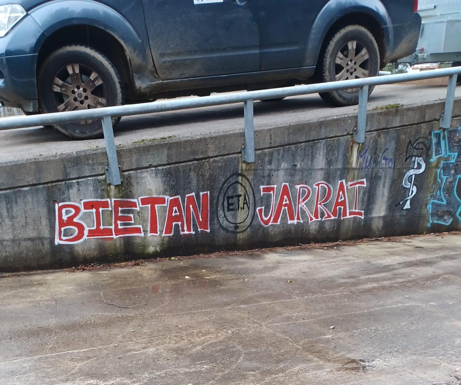 un servicio municipal de jardineria, donde se dejan restos de poda en la zona de Peruri