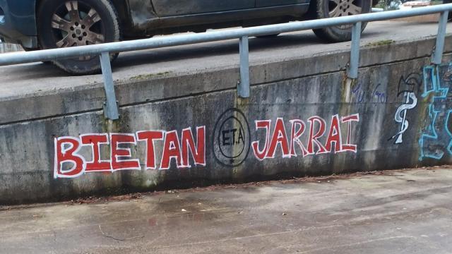 un servicio municipal de jardineria, donde se dejan restos de poda en la zona de Peruri