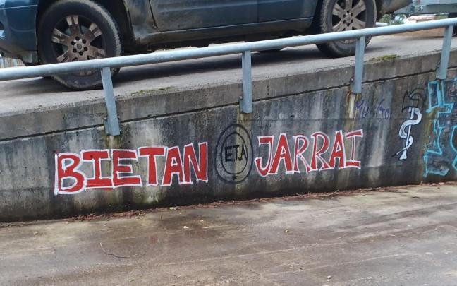 un servicio municipal de jardineria, donde se dejan restos de poda en la zona de Peruri