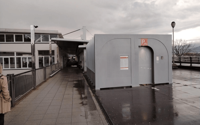 Aparcabicis disuario en la estación de metro de Leioa. CTB