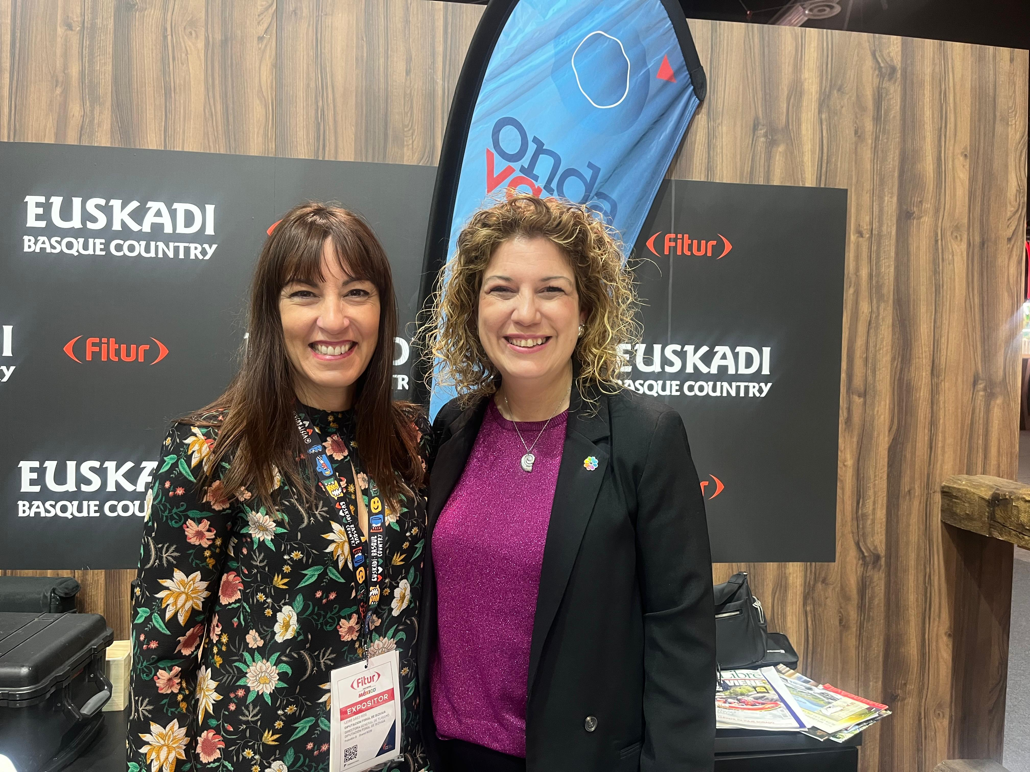 Leire Sáez, directora de Turismo de la Diputación de Bizkaia en el stand de ONDA VASCA en Fitur con Cristina Zúñiga. 