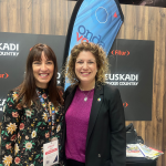 Leire Sáez, directora de Turismo de la Diputación de Bizkaia en el stand de ONDA VASCA en Fitur con Cristina Zúñiga. 