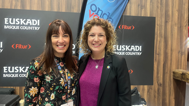 Leire Sáez, directora de Turismo de la Diputación de Bizkaia en el stand de ONDA VASCA en Fitur con Cristina Zúñiga. 