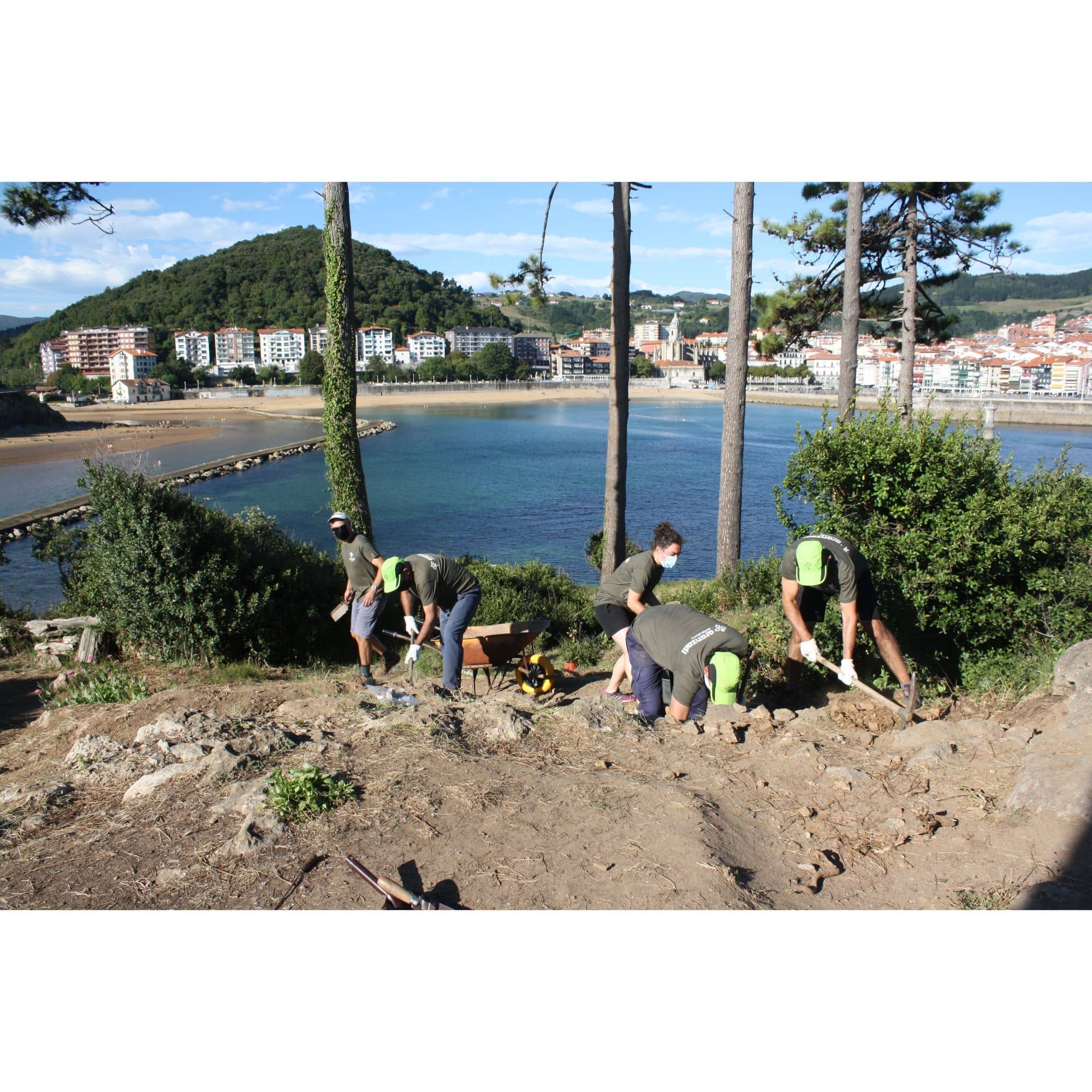 Imagen de archivo de voluntarios trabajando en "auzolan" en la isla de Gorraitz en Lekeitio