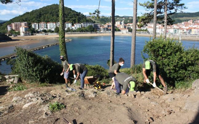 Imagen de archivo de voluntarios trabajando en "auzolan" en la isla de Gorraitz en Lekeitio Imagen de archivo de voluntarios trabajando en "auzolan" en la isla de Gorraitz en Lekeitio