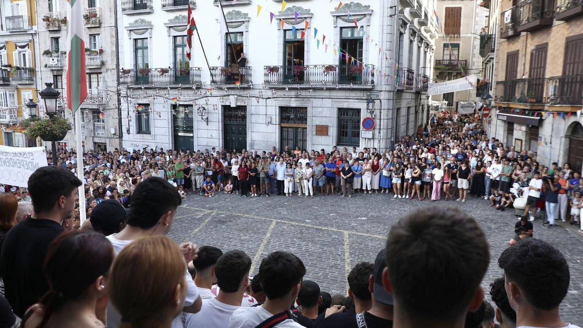 Emotivos minutos de silencio por el bilbaino fallecido en Antzarrak. Natalia Zamora
