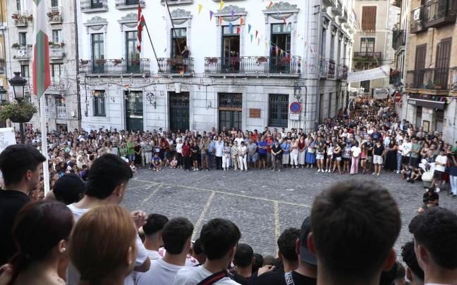 Emotivos minutos de silencio por el bilbaino fallecido en Antzarrak. Natalia Zamora