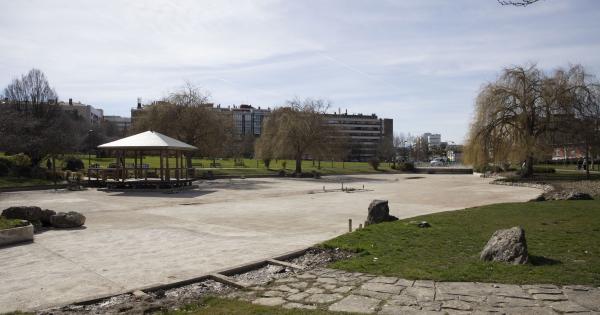 Labores de limpieza en el parque Yamaguchi de Pamplona. Fotos: Ayuntamiento de Pamplona