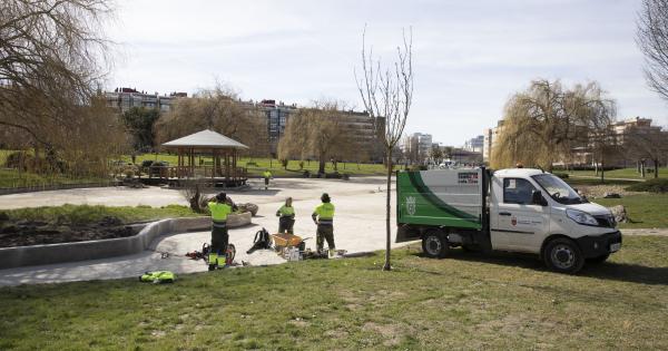 Labores de limpieza en el parque Yamaguchi de Pamplona. Fotos: Ayuntamiento de Pamplona