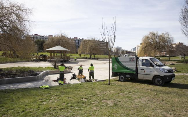 Labores de limpieza en el parque Yamaguchi de Pamplona. Fotos: Ayuntamiento de Pamplona