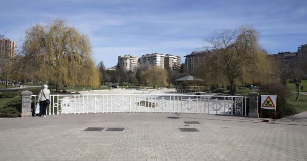 Labores de limpieza en el parque Yamaguchi de Pamplona. Fotos: Ayuntamiento de Pamplona