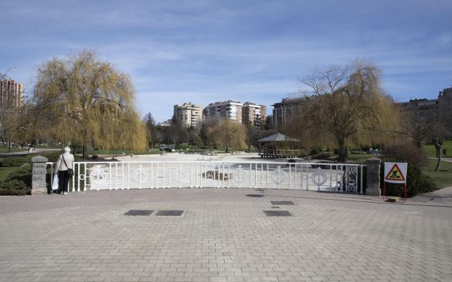 Labores de limpieza en el parque Yamaguchi de Pamplona. Fotos: Ayuntamiento de Pamplona
