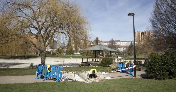 Labores de limpieza en el parque Yamaguchi de Pamplona. Fotos: Ayuntamiento de Pamplona
