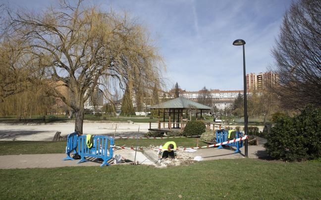 Labores de limpieza en el parque Yamaguchi de Pamplona. Fotos: Ayuntamiento de Pamplona