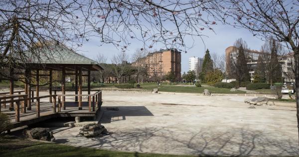 Labores de limpieza en el parque Yamaguchi de Pamplona. Fotos: Ayuntamiento de Pamplona