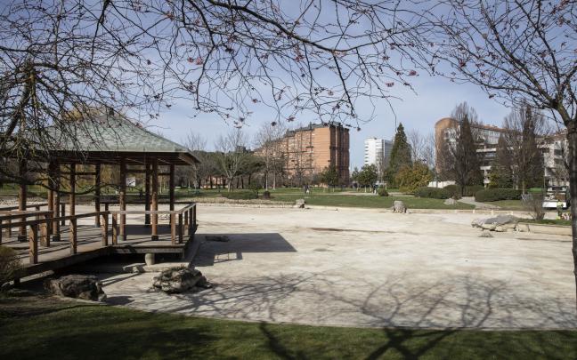Labores de limpieza en el parque Yamaguchi de Pamplona. Fotos: Ayuntamiento de Pamplona