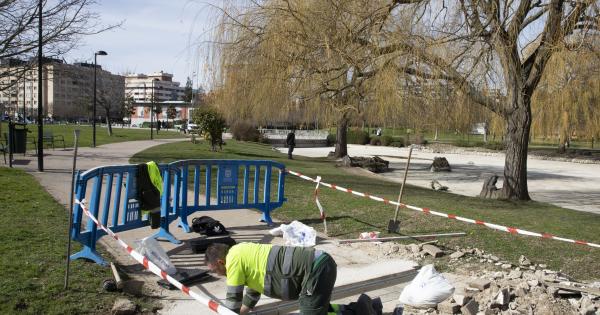 Labores de limpieza en el parque Yamaguchi de Pamplona. Fotos: Ayuntamiento de Pamplona