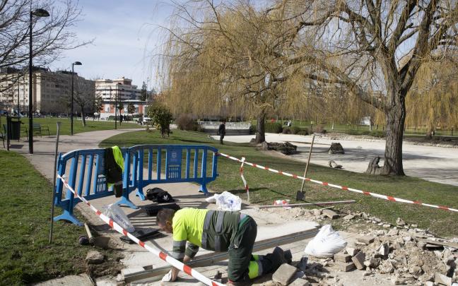 Labores de limpieza en el parque Yamaguchi de Pamplona. Fotos: Ayuntamiento de Pamplona