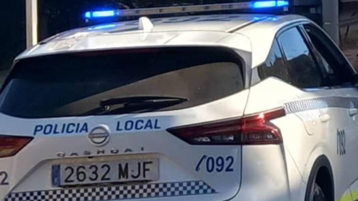 gentes de la Policía Local rompieron la ventanilla al quedar el vehículo cerrado con las llaves dentro