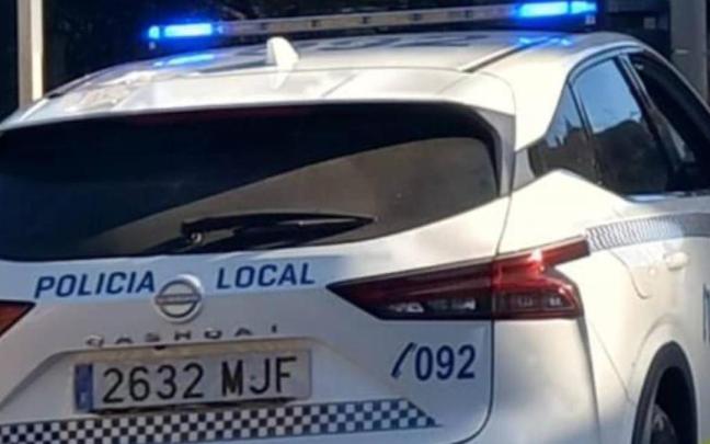gentes de la Policía Local rompieron la ventanilla al quedar el vehículo cerrado con las llaves dentro