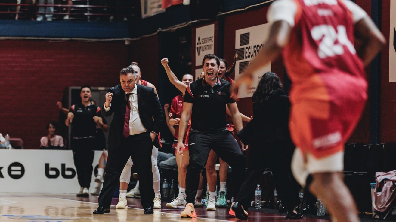 Lucas Fernández animando a su equipo en una fase del partido