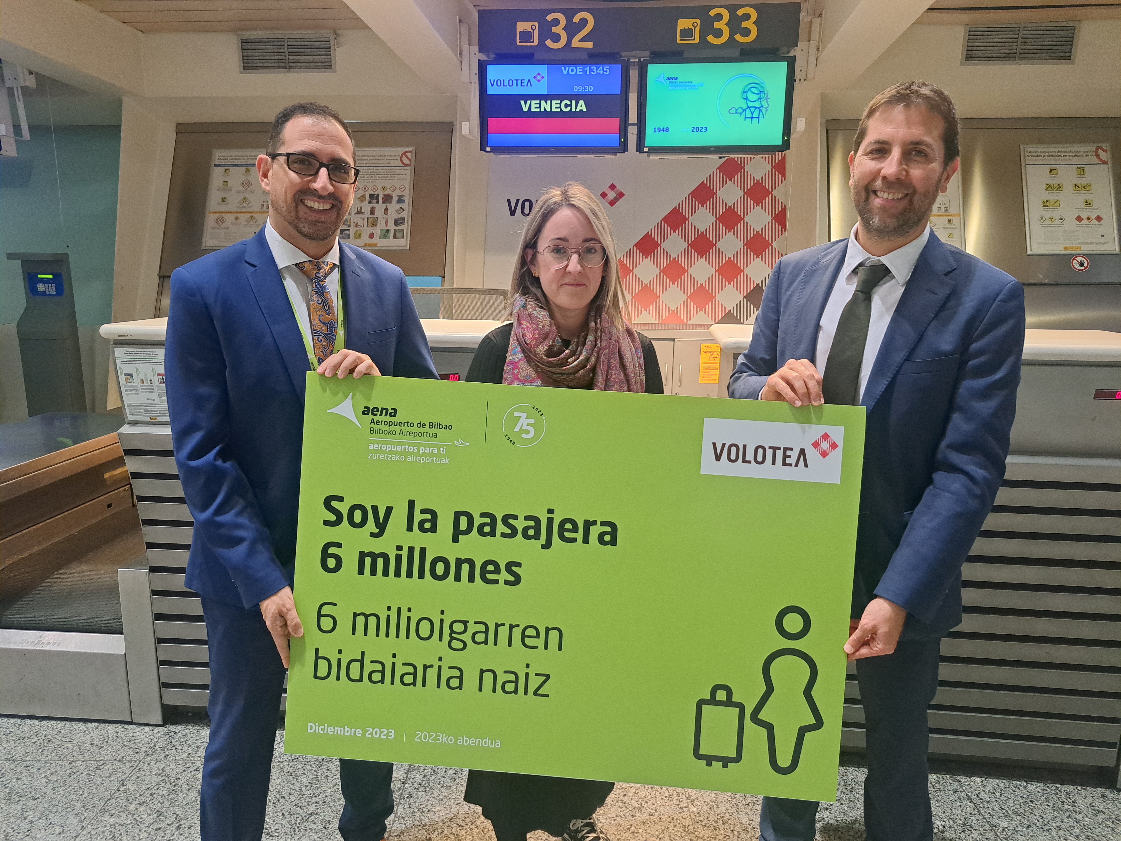 El director del aeropuerto, Iván Grande, ha despedido en la terminal a la "pasajera 6 millones", que ha partido esta mañana en un Airbus 320 de la compañía Volotea con destino a Venecia.