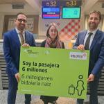 El director del aeropuerto, Iván Grande, ha despedido en la terminal a la "pasajera 6 millones", que ha partido esta mañana en un Airbus 320 de la compañía Volotea con destino a Venecia.