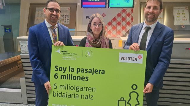 El director del aeropuerto, Iván Grande, ha despedido en la terminal a la "pasajera 6 millones", que ha partido esta mañana en un Airbus 320 de la compañía Volotea con destino a Venecia.