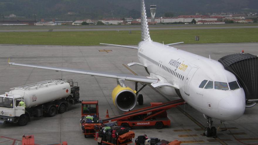 Un avión en el aeropuerto de Bilbao. DEIA