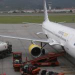 Un avión en el aeropuerto de Bilbao. DEIA