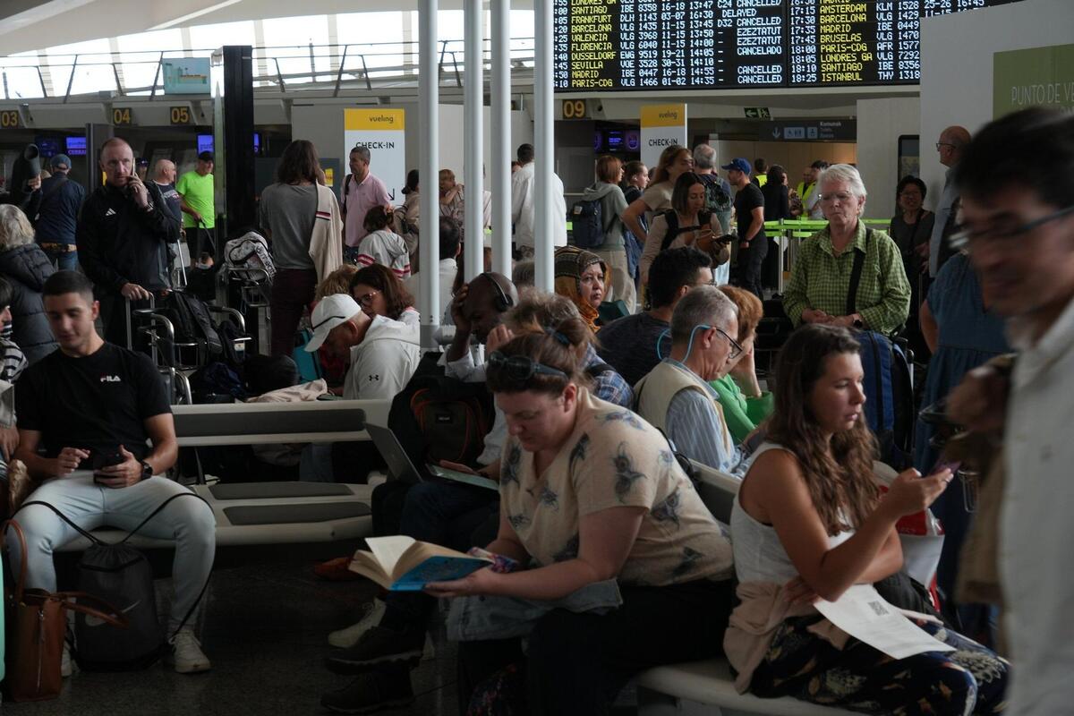 Caos por el viento en el aeropuerto de Bilbao: miles de pasajeros afectados por la cancelación y el desvío de sus vuelos | Foto: Deia, Jose Mari Martínez