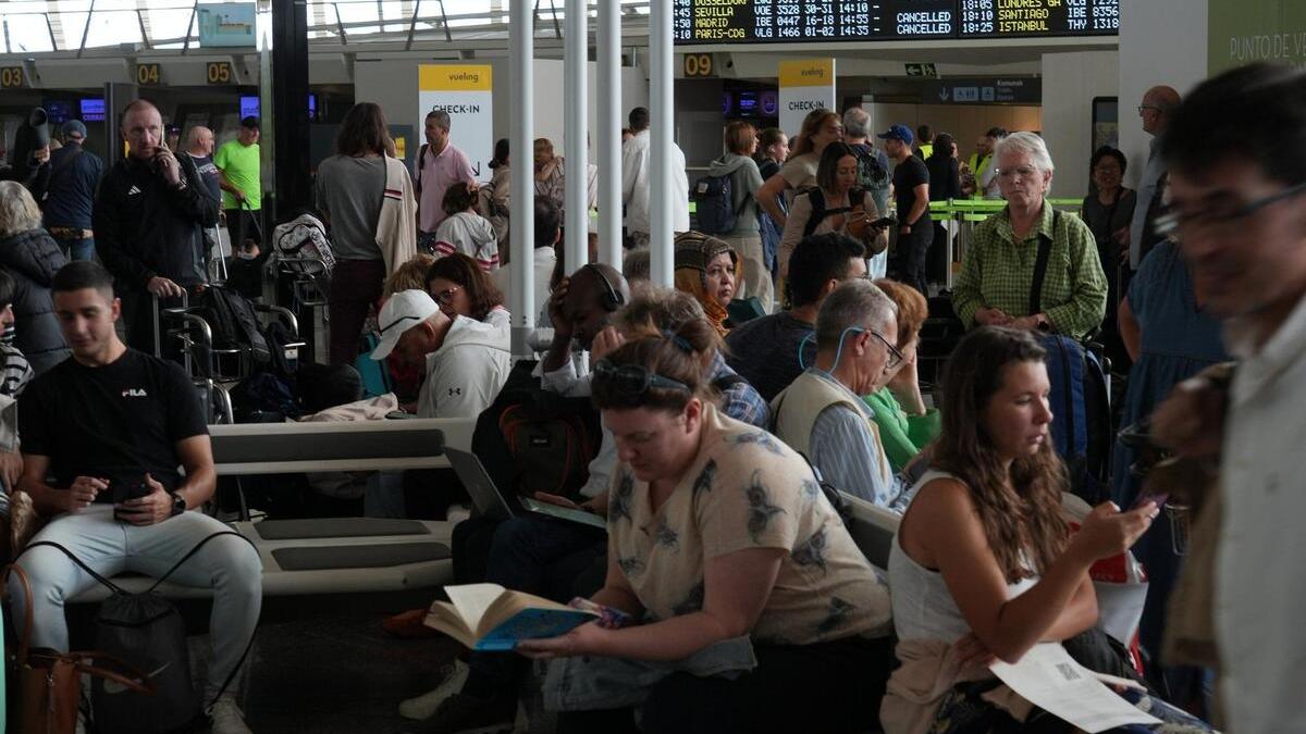 Caos por el viento en el aeropuerto de Bilbao: miles de pasajeros afectados por la cancelación y el desvío de sus vuelos | Foto: Deia, Jose Mari Martínez