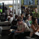 Caos por el viento en el aeropuerto de Bilbao: miles de pasajeros afectados por la cancelación y el desvío de sus vuelos | Foto: Deia, Jose Mari Martínez