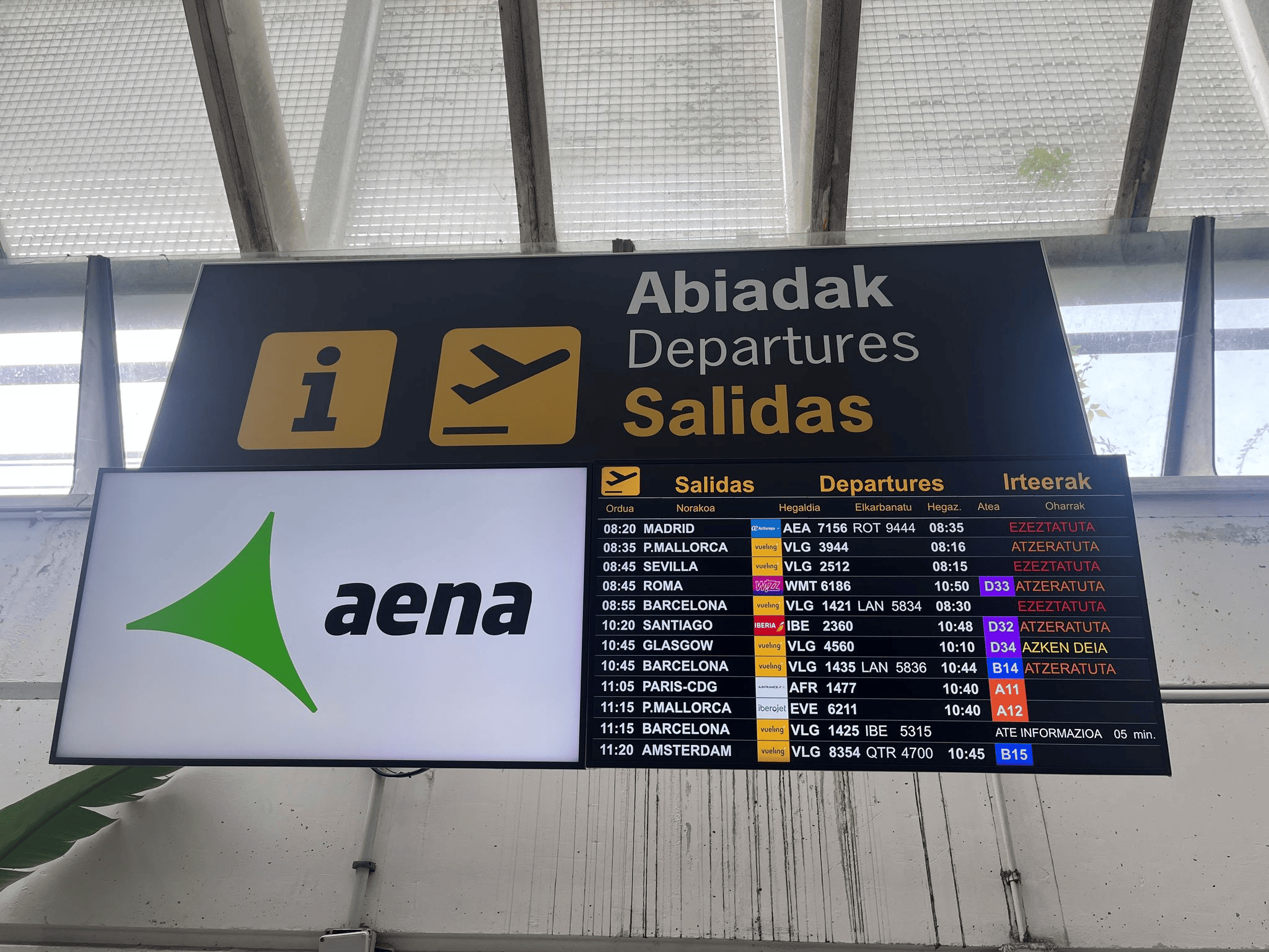 Panel de vuelos retrasados en el aeropuerto de Loiu. ONDA VASCA