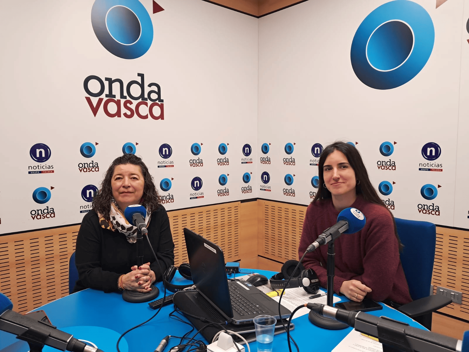Loli García con Iranzu Calvo en los estudios de ONDA VASCA