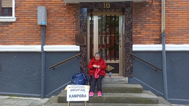 Loli en protesta por la ocupación del piso de su prima Isabel. NEREA VICENTE