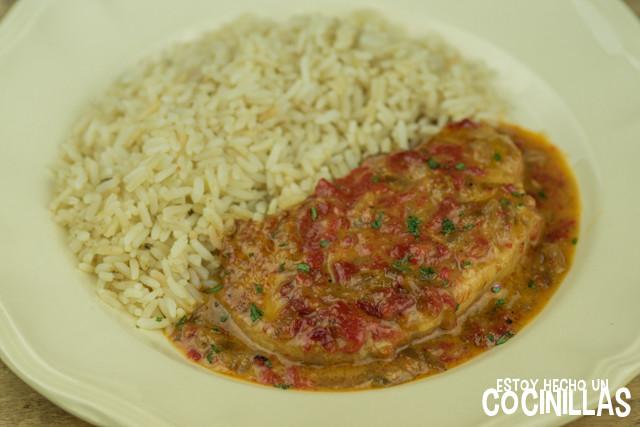 Lomo en salsa con pimientos del piquillo y cebolla caramelizada